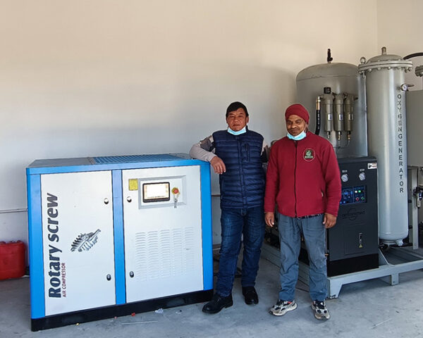 gh7n3spv1-Maintenance-staff-after-installing-oxygen-plant