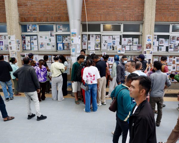 बाढीमा बेपत्ता भएकाका आफन्त शिक्षण अस्पतालमा पर्खाइमा
काठमाडौँ, १४ भदौ : 
भोटेकोशी नदीमा आएको बाढीपछि बेपत्ता भएकाको पहिचान तथा खोजीका लागि काठमाडौँस्थित शिक्षण अस्पताल पुगेका आफन्तजन । बेपत्ता परिवारका सदस्यहरू आफ्ना मानिसको खोजी, उद्धार र पहिचानको आशामा अस्पताल परिसरमा पर्खिरहेका छन् । तस्बिर : प्रदीपराज वन्त/रासस
